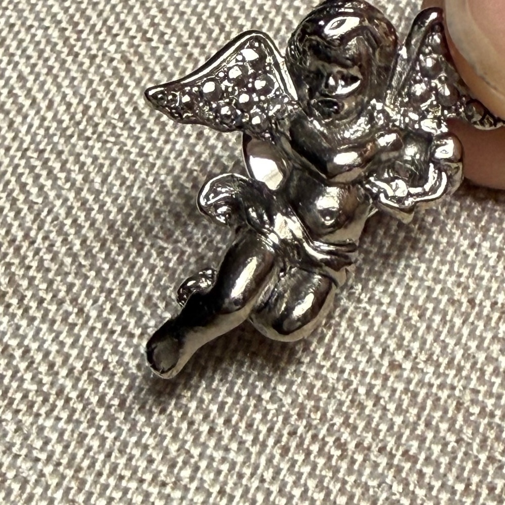 1984 AVON CHRISTMAS GIFT ANGEL PLAYING HARP SILVER TONE LAPEL TAC PIN -1"